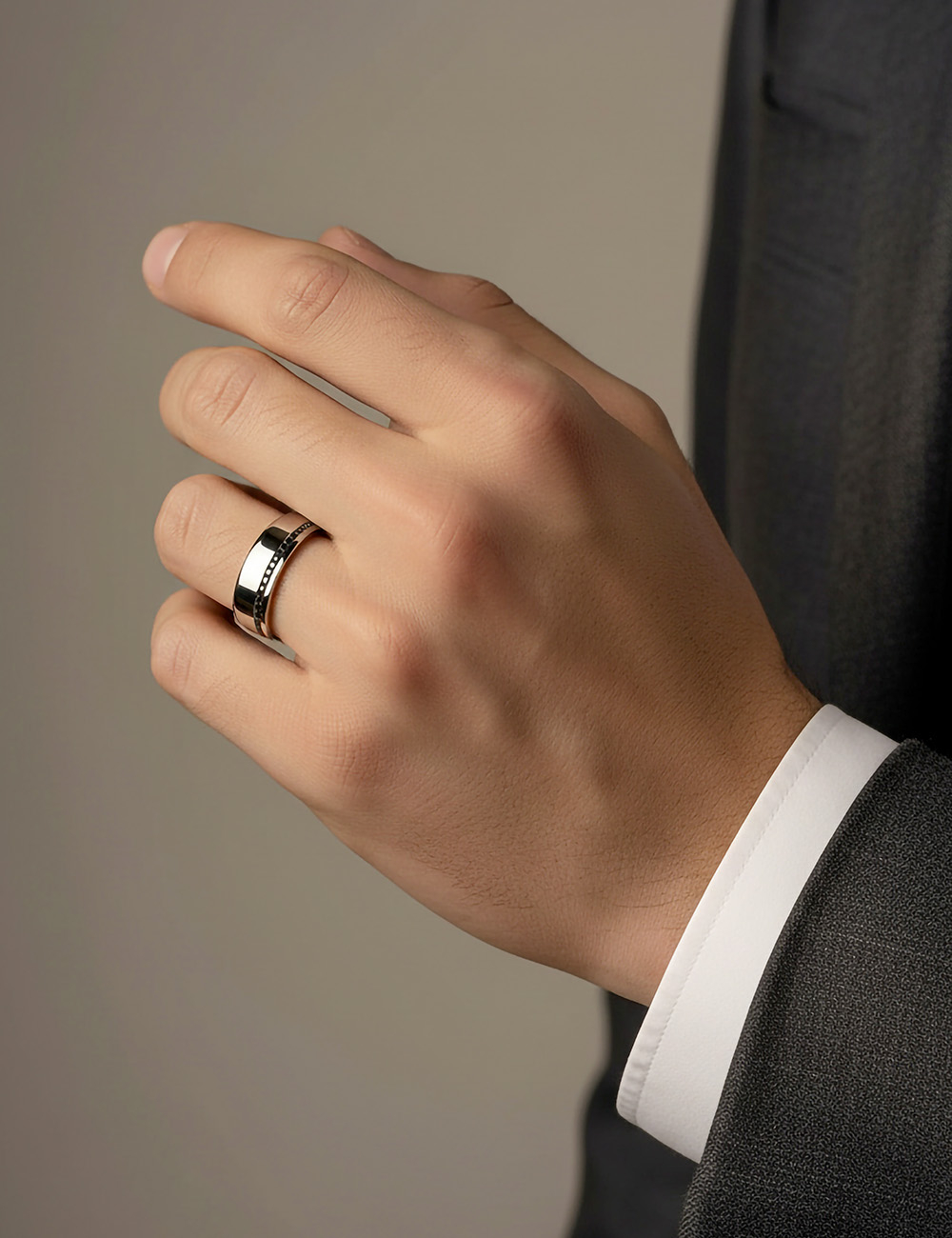 Bague de mariage homme en platine, design plat et graphique, serti de diamants noirs.