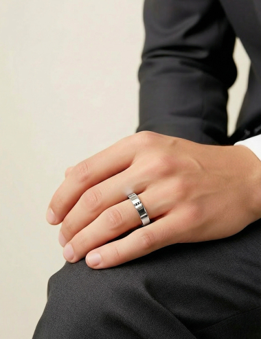 Alliance de mariage homme en platine, style moderne et raffiné, finitions précises et élégantes.