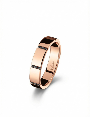 Rose gold men’s wedding ring showcasing refined craftsmanship and a sleek, contemporary aesthetic.