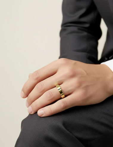 Alliance de mariage homme en or jaune sertie de diamants noirs, style moderne.