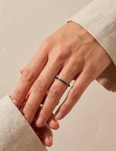 Alliance femme en platine avec diamants noirs, design moderne et raffiné pour le mariage.