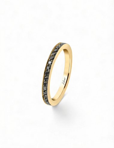Women’s yellow gold wedding band with black diamonds, refined and bright look.