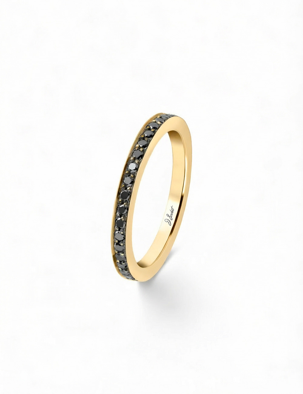 Women’s yellow gold wedding band with black diamonds, refined and bright look.
