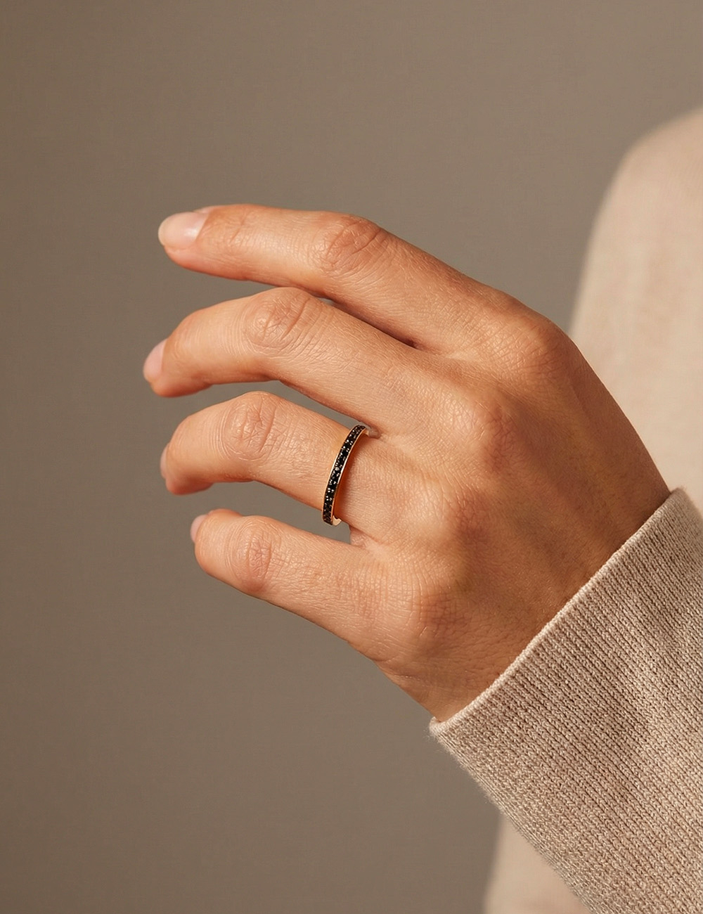 Women’s yellow gold wedding band with black diamonds, refined and bright look.