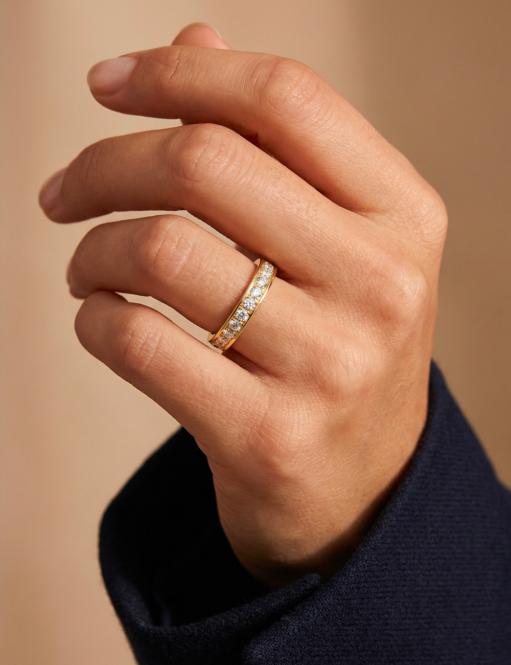 Women’s yellow gold wedding band set with natural white diamonds, elegant and refined design.