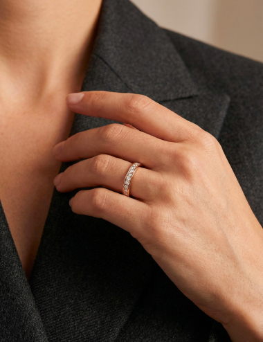 Alliance femme en or rose avec diamants blancs naturels, style moderne et raffiné.