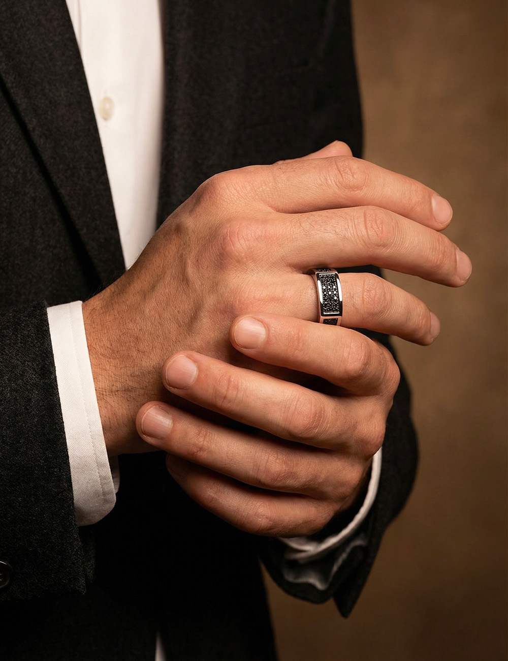 Men's platinum ring with black diamond pavé, an exceptional choice for a unique and bold engagement ring.