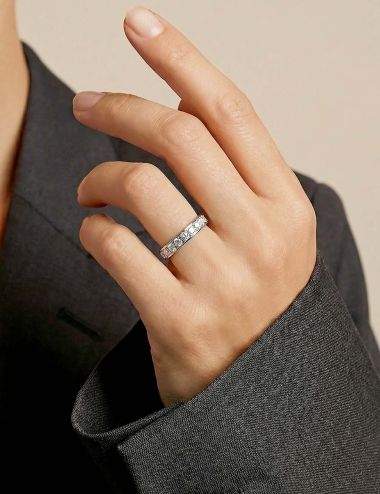 Alliance femme en platine sertie de diamants blancs naturels, design élégant et moderne.