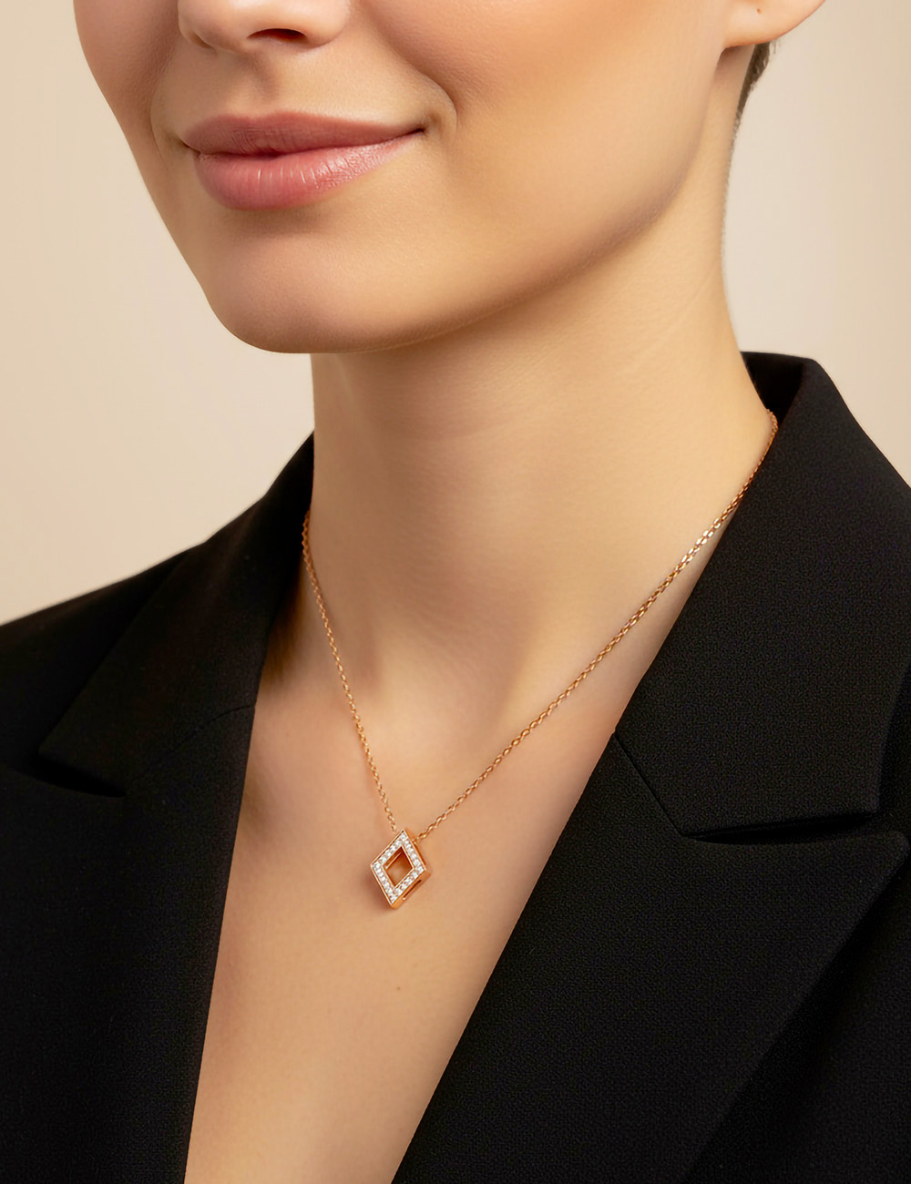 Pendentif femme losange en or blanc 18 carats serti de diamants blancs.