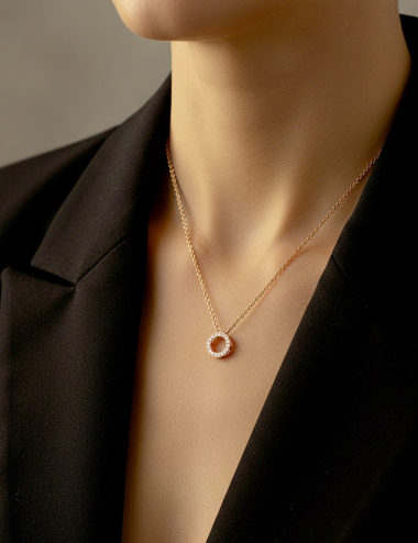 Rose-gold circle necklace set with diamonds, luminous and refined.