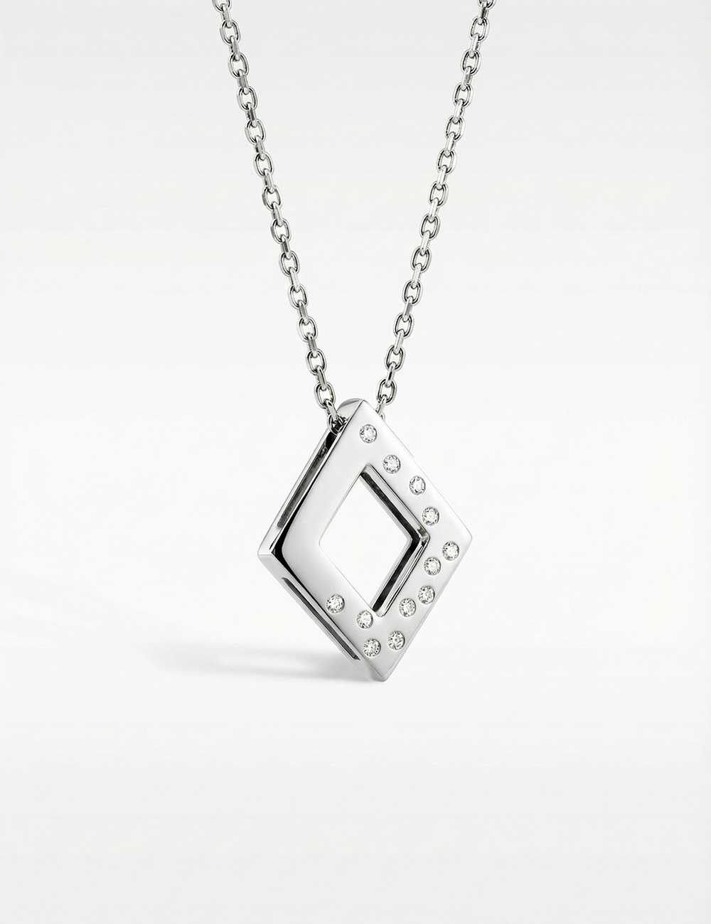 Pendentif femme forme losange en or et diamants blancs à porter au quotidien