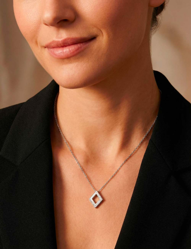 Pendentif losange pour femme en or blanc serti de diamants sur chaîne en or blanc D.Bachet.