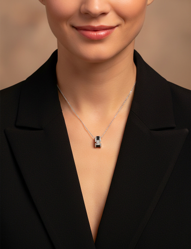 Collier femme luxe D.Bachet en or blanc avec pendentif pavé de diamants noirs et diamant blanc central.