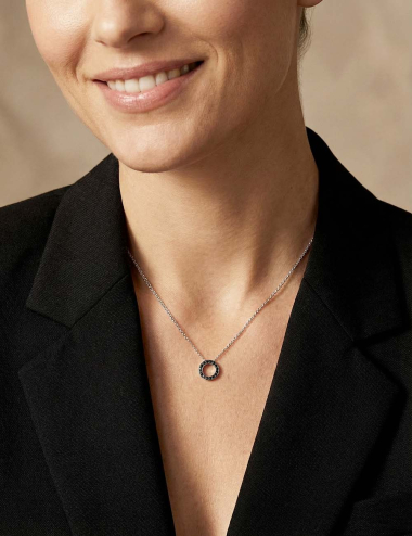 Collier pour femme avec pendentif rond en diamants noirs, création en or blanc élégante et moderne.
