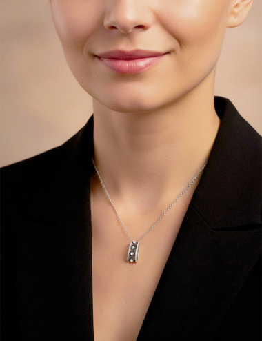 Collier femme en or blanc D.Bachet avec pendentif architectural serti de diamants noirs et blancs.