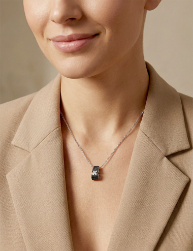 Collier en or blanc avec pendentif pavé de diamants noirs et diamant blanc central taille princesse.