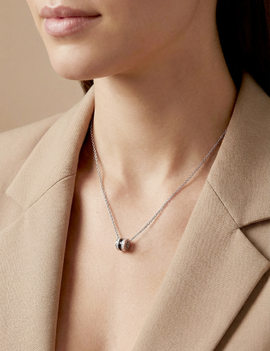 Collier femme en or blanc avec pendentif anneaux sertis de diamants blancs et noirs.