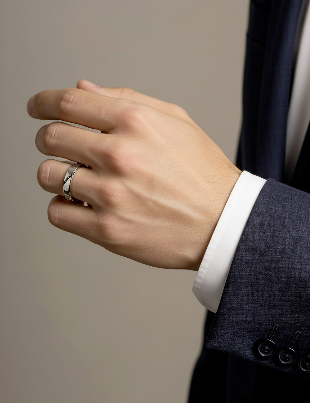 Alliance de mariage en platine et diamants noirs, au profil graphique et épuré. Une création moderne et sobre.