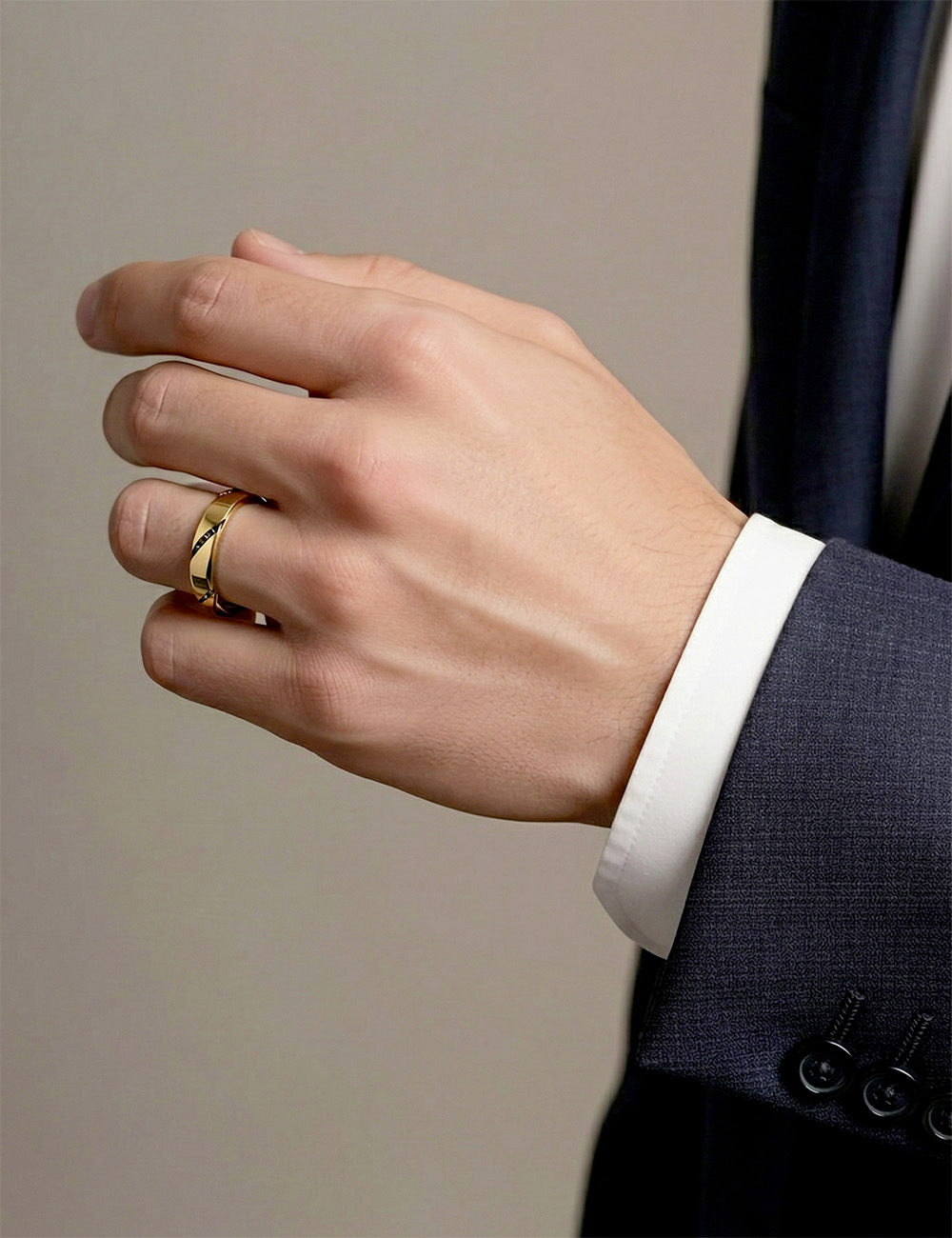 Men’s yellow gold 18k band with a refined, minimal silhouette.