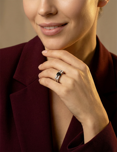 Création en platine avec diamant noir et pavage blanc, bague graphique et épurée au style architectural.