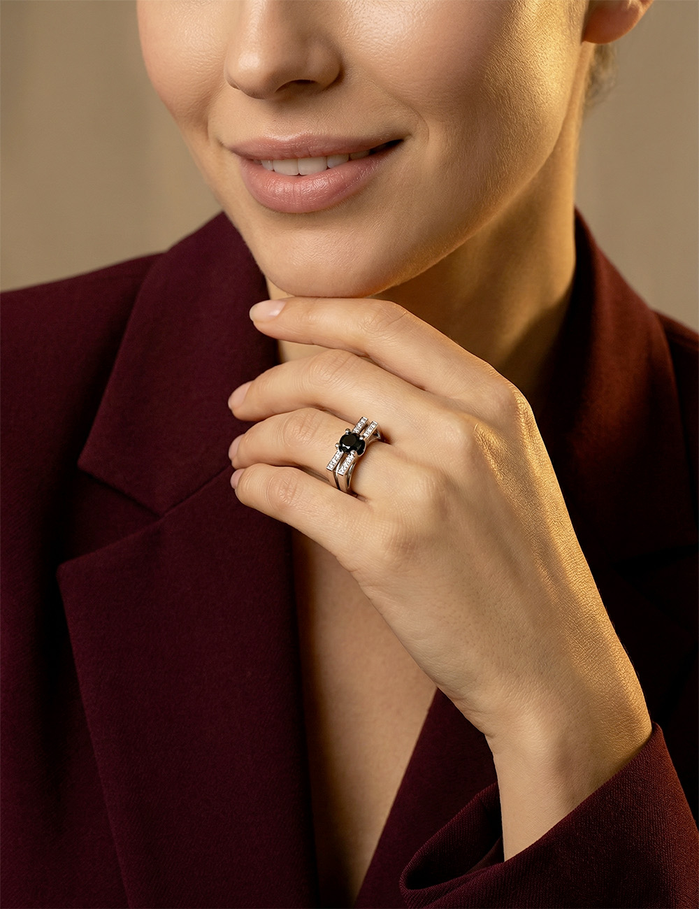 Bague femme moderne en platine avec diamant noir 2 carats et pavage de diamants blancs, au design architectural Tribeca.