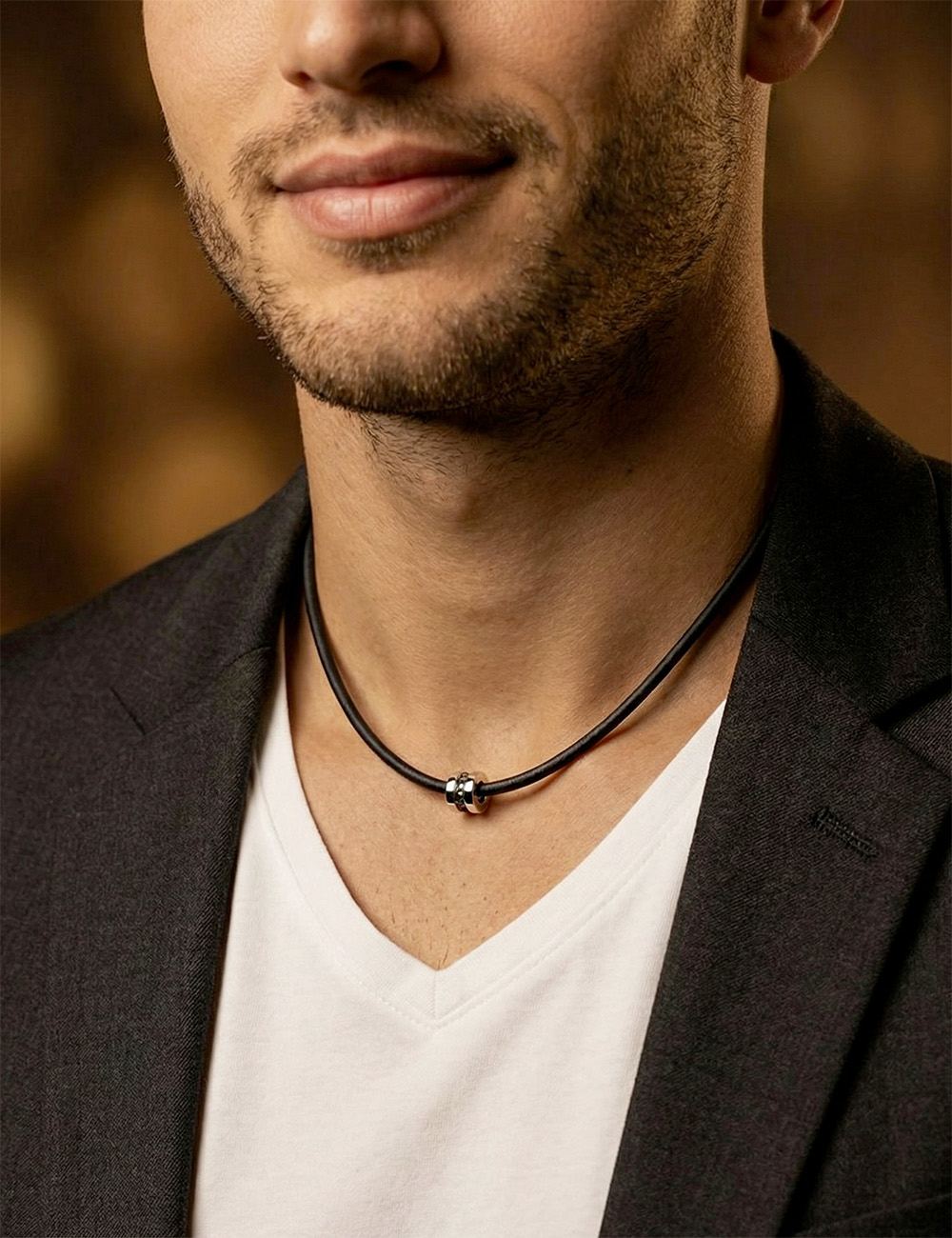 Pendentif homme en or blanc avec diamants noirs, lignes modernes.