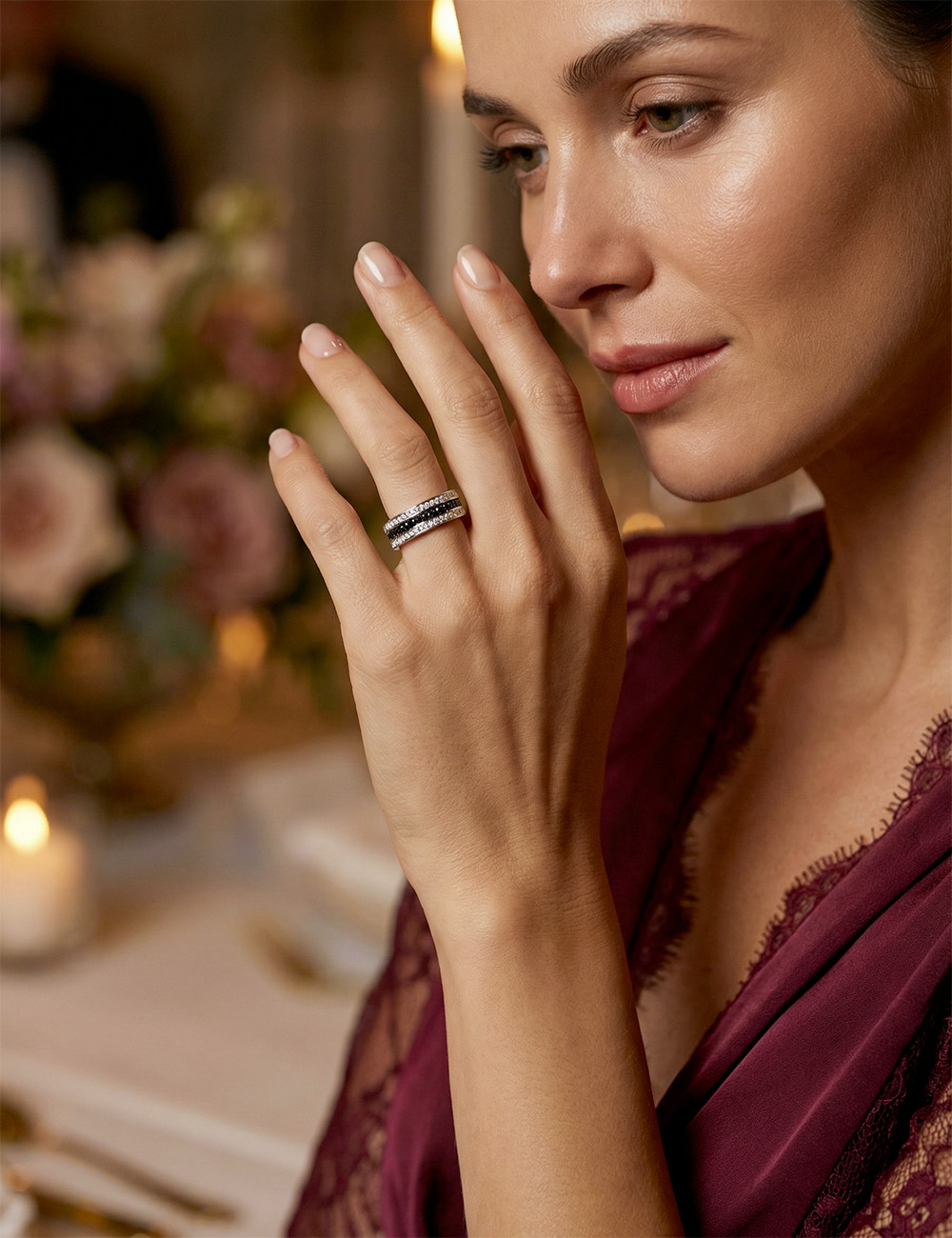 Alliance femme Scroll in Love en platine, pavage de diamants blancs et ligne centrale de diamants noirs.