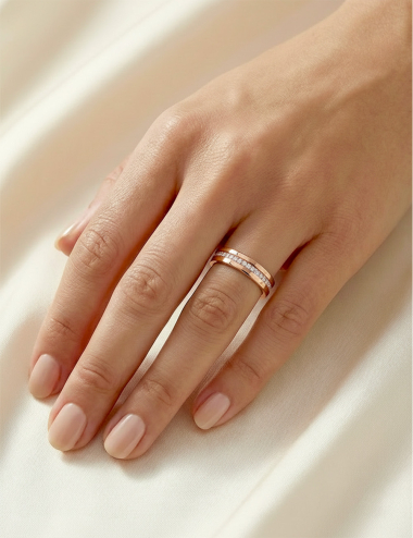 Alliance en or rose sertie de diamants, bague de mariage chic et moderne. Joaillerie française haut de gamme.