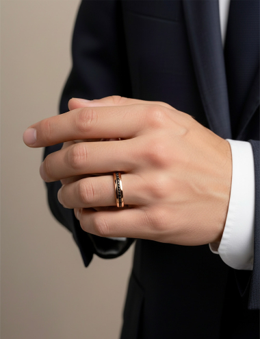 Alliance jonc homme en diamants noirs portée, volume marqué et caractère fort.