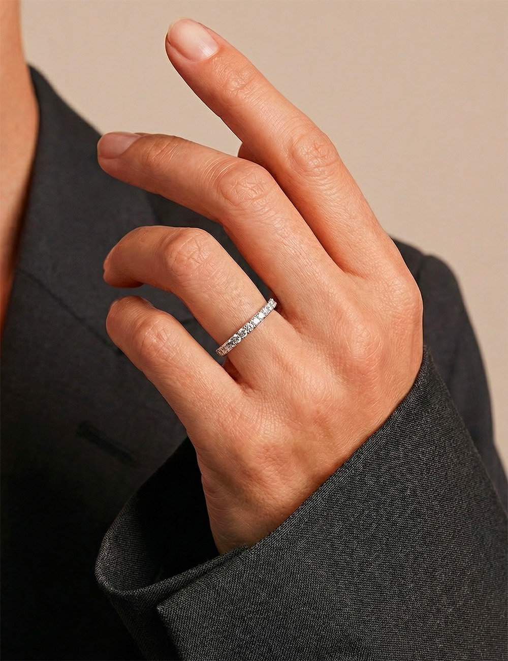 Alliance pour femme en platine, design moderne aux griffes sculptées et finitions brillantes.