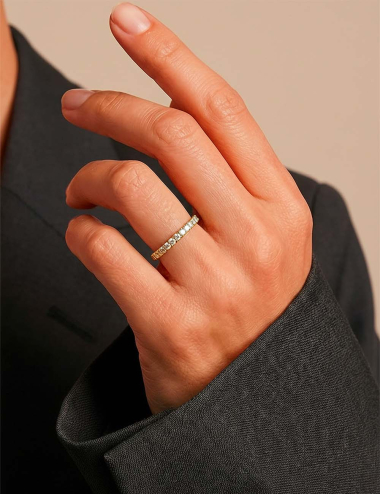Alliance en or jaune pour femme, diamants blancs naturels sertis par griffes, ligne épurée signée D.Bachet.