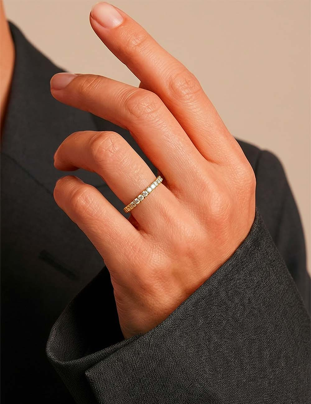 Alliance en or jaune pour femme, diamants blancs naturels sertis par griffes, ligne épurée signée D.Bachet.