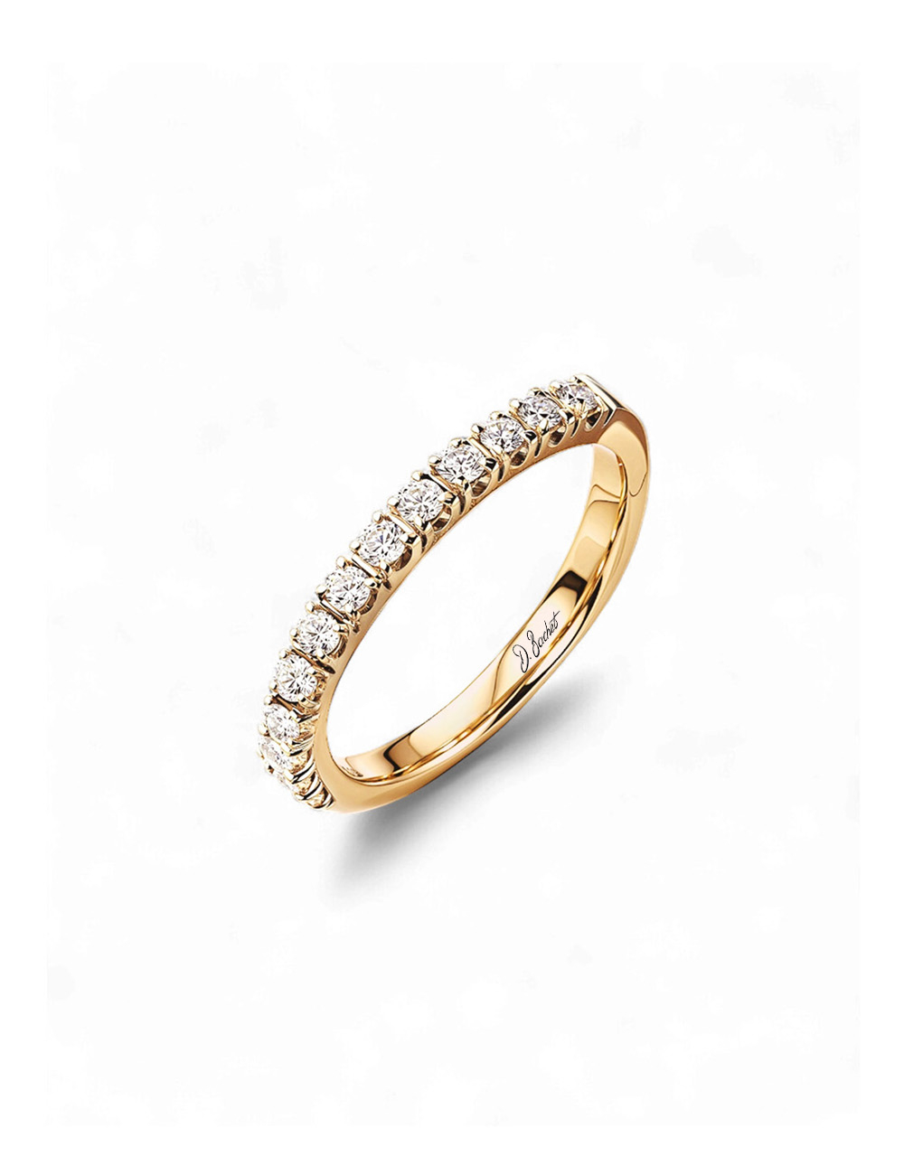 Alliance femme en or jaune, sertie de diamants blancs naturels maintenus par des griffes fines, design joaillier D.Bachet.