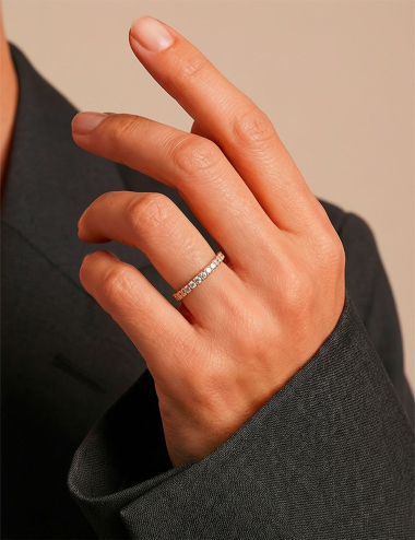 Alliance femme en or rose, sertie de diamants blancs naturels en serti griffes, création D.Bachet.