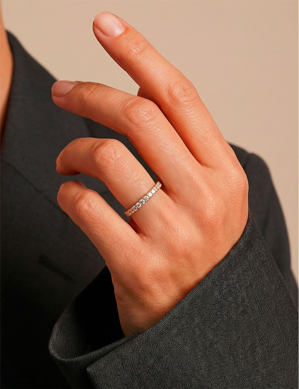 Alliance femme en or rose, sertie de diamants blancs naturels en serti griffes, création D.Bachet.