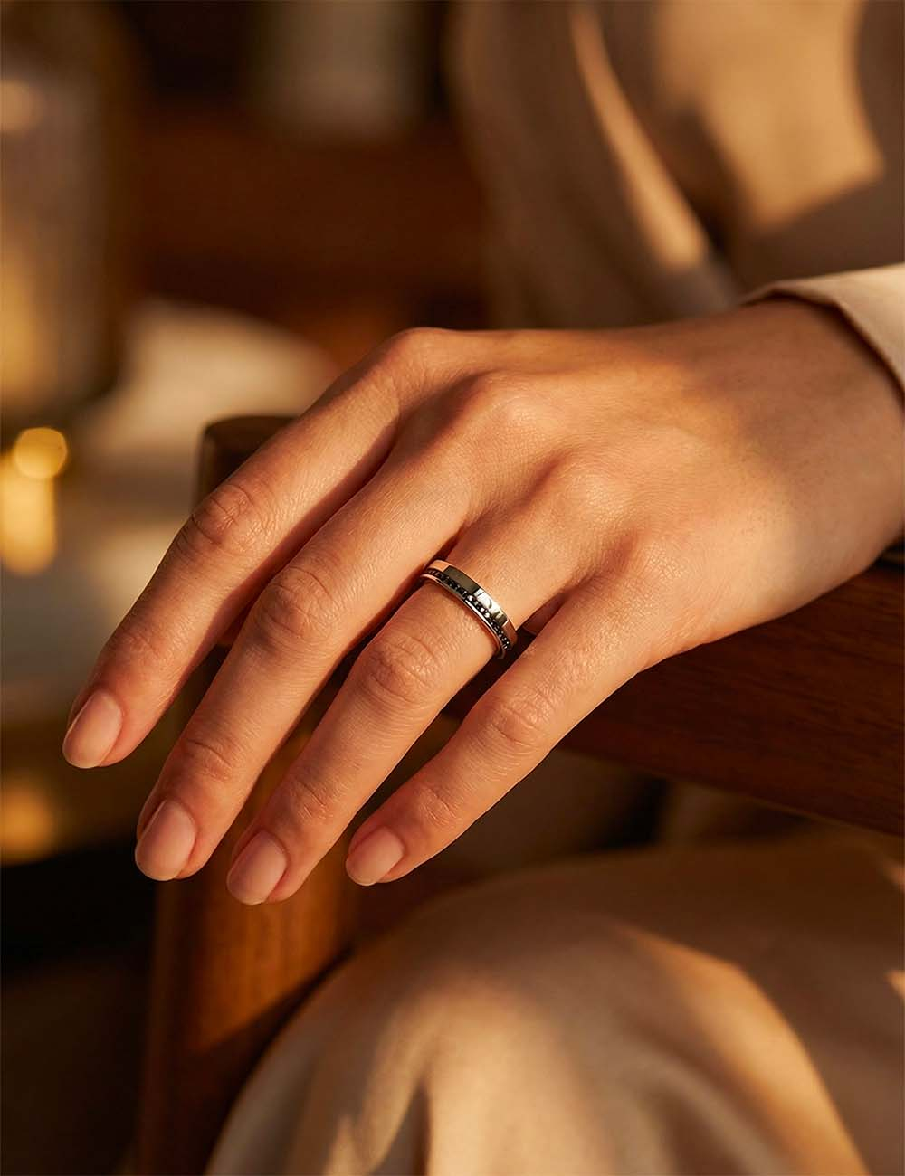 Alliance femme fine en platine, design plat moderne, sertie de diamants noirs pour un style graphique et épuré.