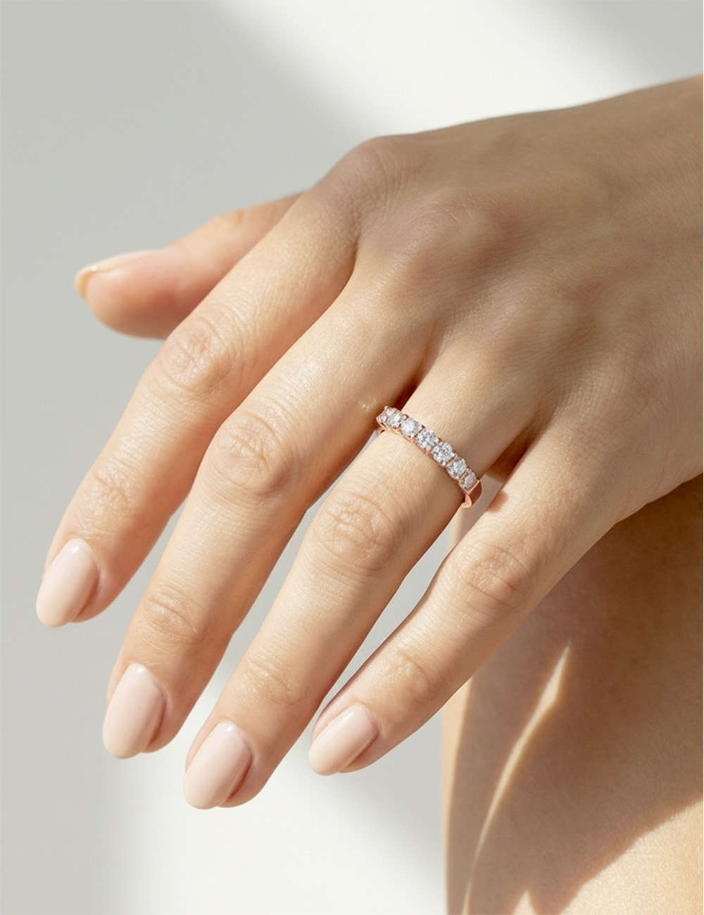 18k rose gold wedding ring with 7 white diamonds (0.10ct each) in elegant prong setting.