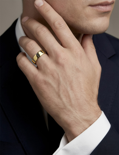 Yellow gold 6 mm men’s modern wedding ring featuring black diamond lines.
