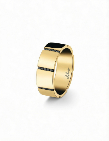 Men’s yellow gold wedding band 7.5 mm with black diamonds in a modern graphic design.