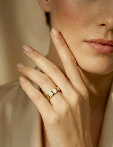 Women’s wedding band in yellow gold with eight rows of white diamonds, showcasing a contemporary and radiant design.