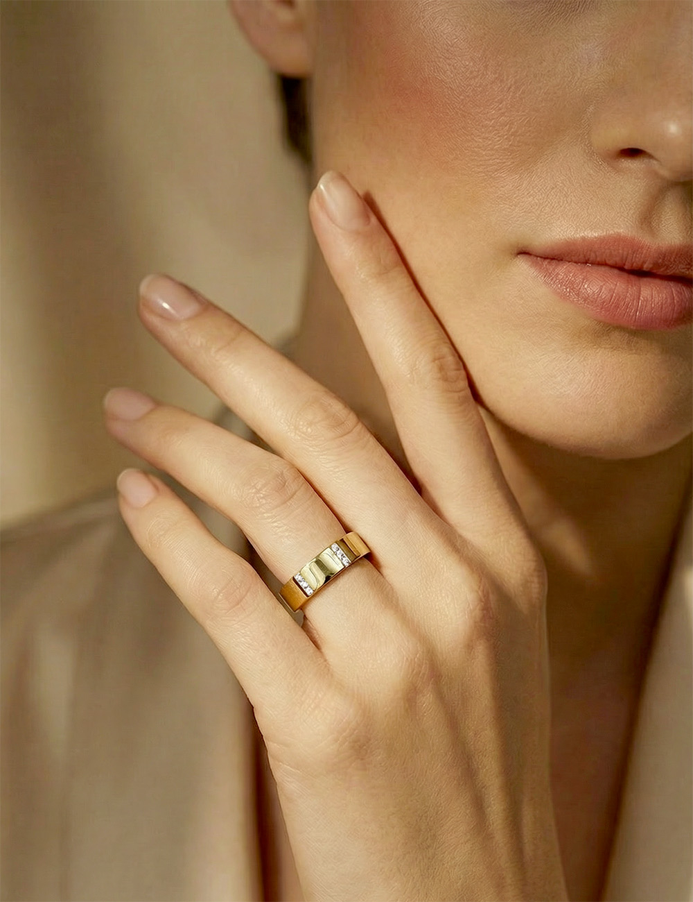 Women’s wedding band in yellow gold with eight rows of white diamonds, showcasing a contemporary and radiant design.