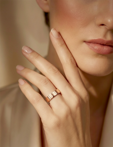 Women’s wedding band in rose gold with eight rows of white diamonds, featuring a modern and elegant style.