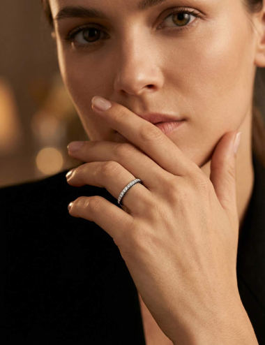 Alliance de mariage luxe pour femme en platine, sertie de diamant blancs et de diamants noirs