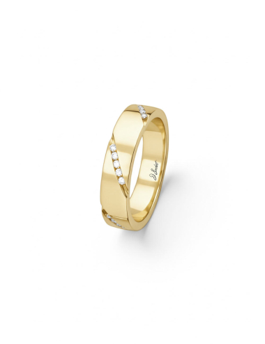 Women’s yellow gold wedding band set with white diamonds in a diagonal line, subtle contrast and clean design.