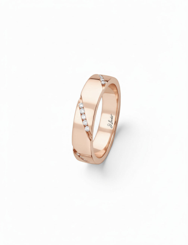 Alliance de mariage femme en or rose, sertie de diamants blancs en diagonale, contraste doux et design contemporain.