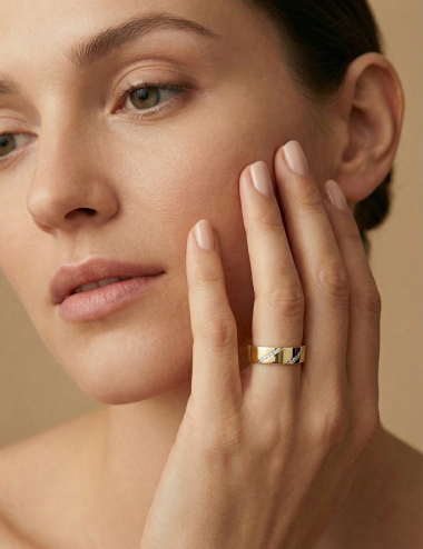 Women’s yellow gold wedding band with a modern design, adorned with white diamonds set diagonally.