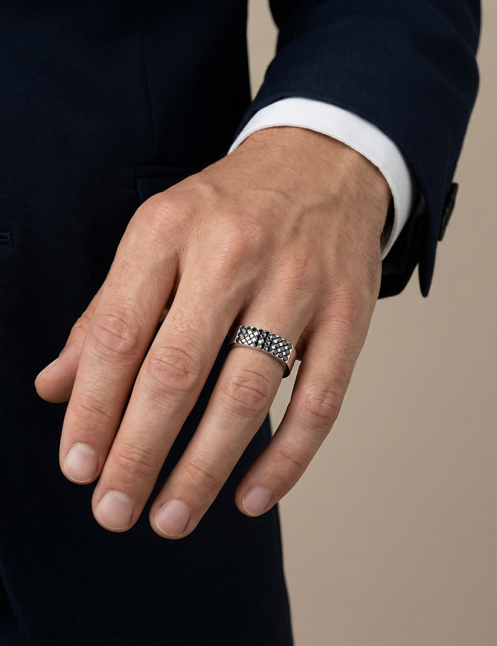 Chevalière homme en platine sertie de diamants noirs en serti massé.