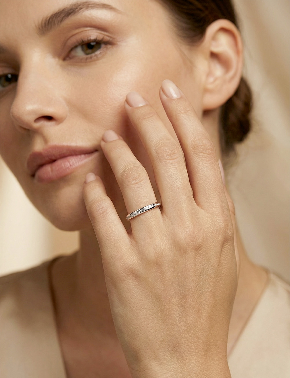 Platinum women’s wedding band, rounded, set with white diamonds, elegant jewel for wedding or engagement.