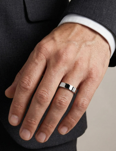 Bague homme en platine au design architectural, sertie de diamants blancs et noirs.