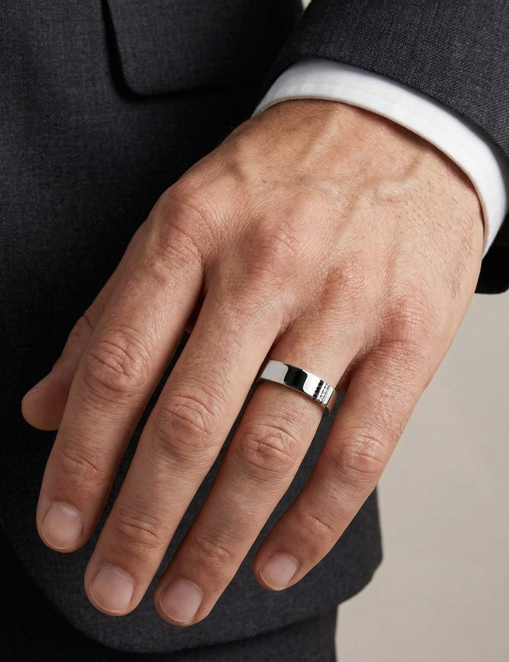 Bague homme en platine sertie de diamants blancs et noirs.